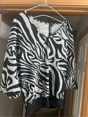Women's V-Neck Zebra Print Sweater — Black & Gray